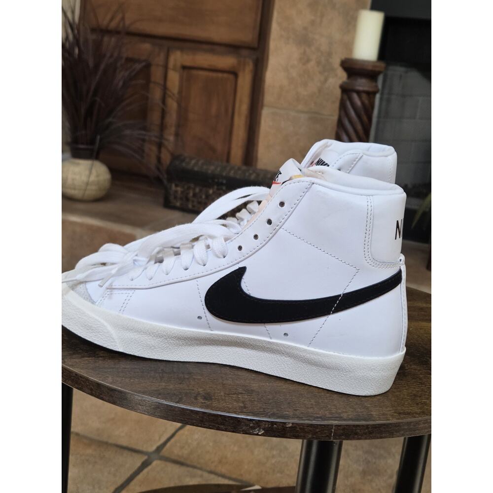 Nike  Women's  'Blazer Mid 77'  White and Black size 6 - Picture 4 of 11